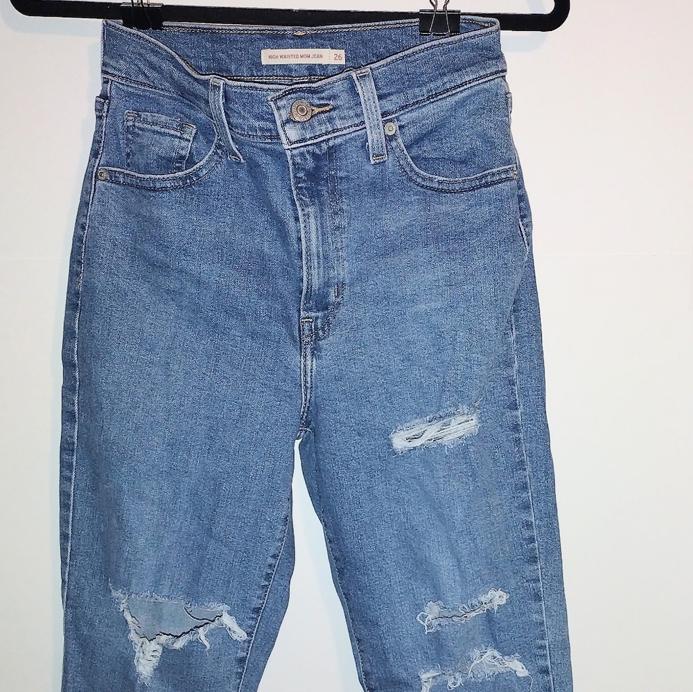 Levi's High Waisted Mom Jean Size 26x27